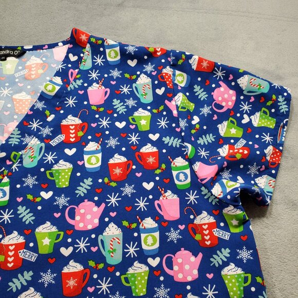 Cassandra O V-Neck Scrub Top Winter Hot Beverages Theme Blue 2 Pockets Wm Sz 2X - Picture 6 of 10